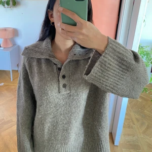 Snygg tröja - Jättefin stickad tröja i ullblandning från Zara som kan användas som en polotröja också. Den är varm och lite oversized. I fint skick!