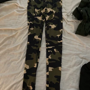 Nebbia, xs - Nebbia scrunch byxor med pushup effekt på rumpan, camo färgade i strl xs, använda 1 gång.