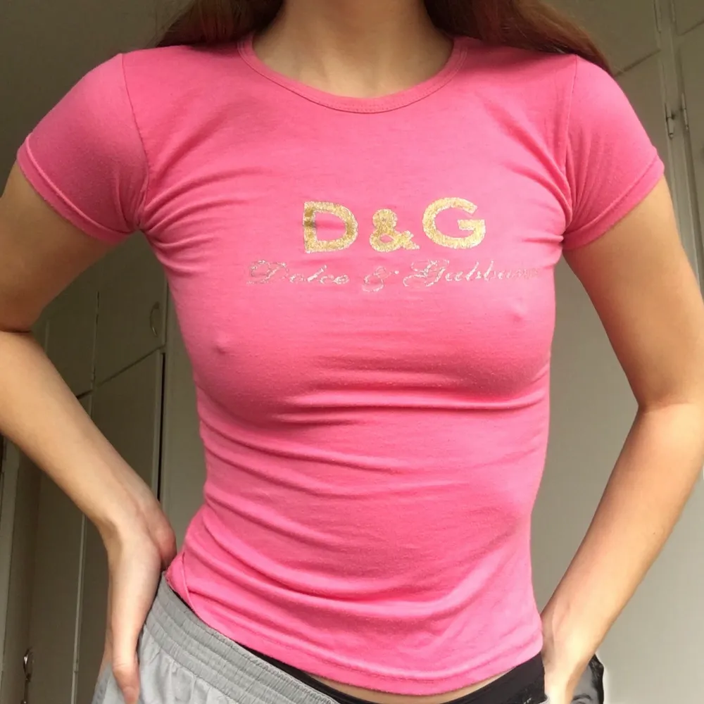 Världens sötaste rosa D&G T-shirt med glittrigt tryck😭 Märkt storlek S men passar bäst XS. T-shirts.