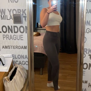 Aimn träningsbyxor - Snygga träningsbyxor från AIMN i storlek S seamless, väldigt fina och bra passform. 