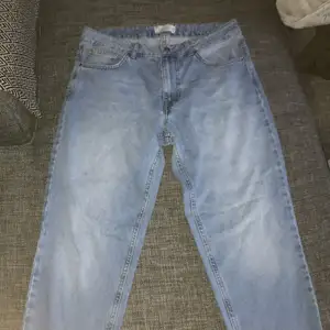 Säljer dessa jeans från ASOS då de börjat bli för små. Använda ett fåtal gånger. Straight fit.