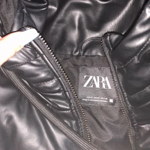 Zara väst  - SVIN snygg skinnväst från zara 