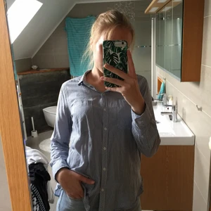 Vit och blå randig skjorta strl M - Jättesöt skjorta från AMISU. Tunna vita och blåa ränder. Jag ligger mellan storlek M och L, och den passar mig ganska bra. Säljs för att den ej används så mycket. Köpt för nåt år sen, och använd en del. Men trots det, väldigt fin i skicket och passar bra med jeans. 