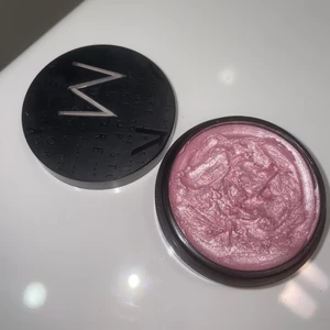 Kräm liquid highlighter makeupstore - Färgen heter Milkyway. Väldigt dryg och räcker länge. Fin dewy finish, kan blandas i foundation. Köparen betalar frakt. 