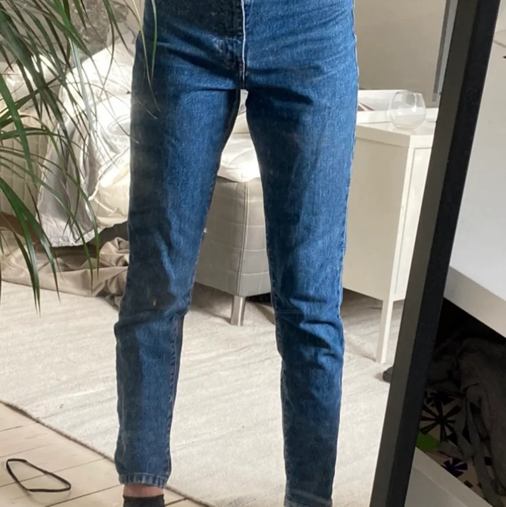 Ett par mom jeans, från doctor denim i storlek 32. De är lite korta för mig som är 171 cm lång. Jeansen är i bra skick och är i midwaist.. Jeans & Byxor.