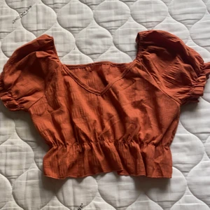 Topp  - Ny röd topp då jag säljer flr att jag inte tycker den passar mig 