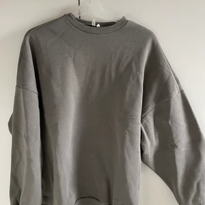 Varm tröja från Nelly - En tjock varm tröja från Nelly. Grå i storlek XS,  oversize så skulle säga att den passar S/M om man inte vill ha den jättestor (står något stor på Nellys hemsida). Frakt tillkommer, endast prövad. Nypris 299kr