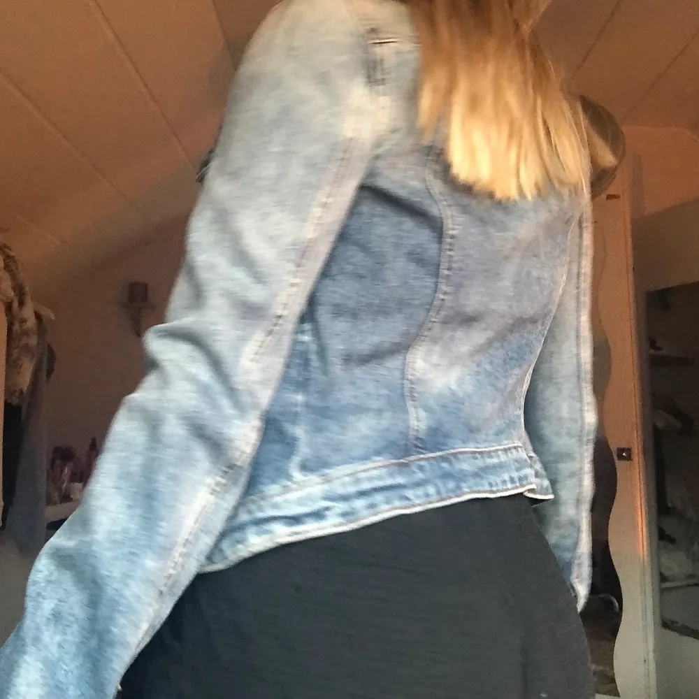 Snygg jeans jacka från Zara som är perfekt nu till hösten.. Jackor.