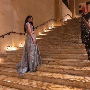 Monterad Bal klänning köpt för 6000 - Hade på mig denna skit vackra klänning på min storesyrra bröllop som även kan vara till en bal i Dubai emirates denna sommar och det är där den är köpt. Den var monterad efter min midja och nedklippt vid framsidan så stt den skulle vara släpandes bakifrån. Har bara haft på mig den i ett par timmar och är i nyskick till salu priset kan absolut diskuteras då den är märkes kan jag inte gå ner så mycket, förpackning finns och även kvittot ifrån dubai. 