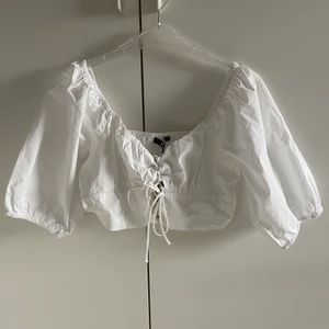 Topp BIKBOK - En söt topp från bikbok. Köpt i somras men användes aldrig tyvärr, därav säljer jag den. Storlek M och som sagt endast prövad. Frakt tillkommer, antingen spårbart eller med frimärken. (nypris 299kr)