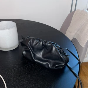 Väska - Säljer Bottega inspirerad väska från Glitter! Nypris 299 kr, säljer den för 150 kr + frakt.