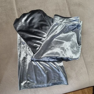 Hunkemöller nattbyxor, storlek S - Helt nya, tjusiga byxor som står ut från mängden. Har använts en gång, för att ta denna bilden. Storlek S. Grå/silvriga tygbyxor. Elastiska och sköna. 