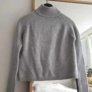 Polo tröja  - Stickad polo tröja i grå. Storlek xs