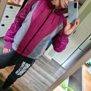 Nike jacka - En skit snygg lite tunnare retro vintage  Nike jacka i glansigt material..Storlek M men passar mig som är S perfekt.  Säljes I Kanon skick.  för 150 kr