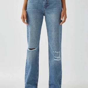 Jeans - Super snygga jeans i storlek 38! Hur snygga som helst de har en slits längst ner på benet också! Använda fåtal gånger. Säljer pga de för stora för mig! Längden är perfekt på mig och jag är ca 173 lång!💞