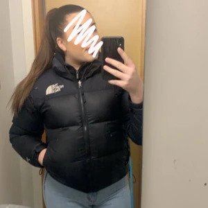 North face jacka  - Säljer min super snygga north face jacka då den har blivit för liten. Det är en M men skulle säga att den passar XS/S. Modellen är 700. Köparen står för frakten. Köp direkt för 1800kr 