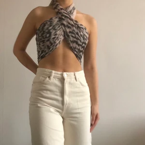 Riktigt Nice scarf - En scarf med fint mönster som går att förvandla till en urläcker topp! Perfekt till fest eller också för värme inför höstens kusliga väder🤪