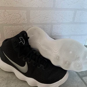 Nike Hyperdunk 2017 TB  - Nike Hyperdunk 2017 TB Nike Hyperdunk 2017 TB är väldigt lätta och erbjuder ett väldigt bra skydd. Stötdämpningen vid start och landning är nästintill perfekt. Nike Hyperdunk konstruktionen är en grym kombination mellan ventilation och stabilitet. Använda en gång. Nypris 830kr