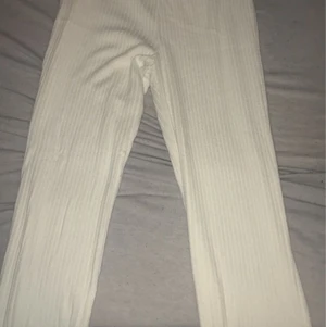 Vita byxor - Ett par vita byxor från Gina, skriv till mig ifall du vill ha mer bilder