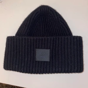Jättefin Acne mössa - Nu säljer jag min fina acne mössa. Nypris 1200 kr. Jättebra skick! One size. Köparen står för frakten. Buda på🤗🤗🤗🤗 