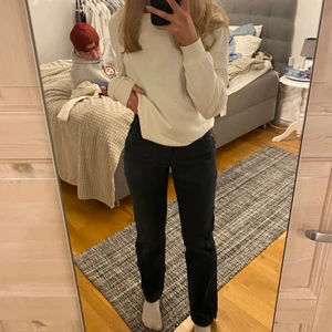 Lee Jeans - Säljer dessa jättefina mörkblåa Lee jeansen då jag inte fått användning för de och inte riktigt gillar passformen. De är i storlek S och passar mig som är 160 cm, säljer för 80kr☺️