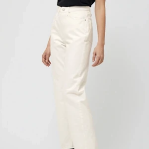 Vita raka jeans - Jag säljer ett par benvita jeans från weekday i modellen rowe. Dragkedjan har tyvärr gått sönder men kan enkelt lagas. Storlek: 25/32