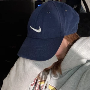 Vintage Nike keps  - Cool äkta Nike keps, nevöns fåtal gånger så iprencip nyskick. Köpt för 300kr i somras. 