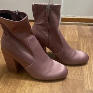 Rosa höstklackar - Jättesöta klackar heltäckande. Köpta på Zalando minns ej exakta priset. Använda 1 gång då de tyvärr är för små för mina fötter. Ville behålla de o hade drömmar om att de skulle eventuellt passa men icke. Skorna är storlek 38 men skulle nog passa en storlek 37/mindre storlek 38 bättre. De har bara samlat damm annars. Klackhöjd 8 cm? Tror jag. 