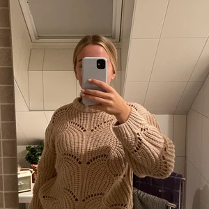 Stickad tröja - Säljer stickad tröja från Gina tricot. Storlek xs men passar mig som är s. Slutsåld på hemsidan. Använd fåtal gånger.