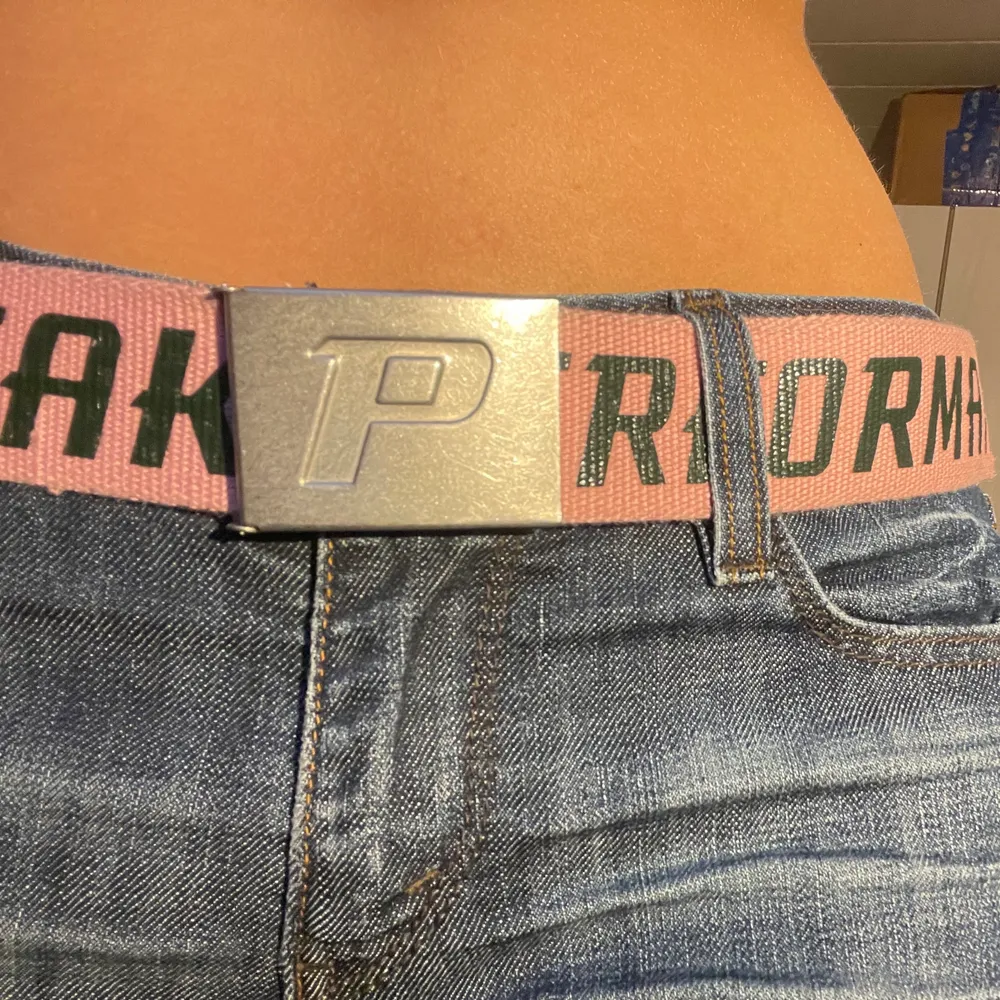 coolt rosa peak performance skärp, finare rosa färg i verkligheten! passar jättebra till tex lågmidjade jeans  och ett linne! 105cm långt, går att spänna hur tight som helst:) (skriv privat vid frågor). Accessoarer.