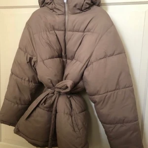 Jacka med band - Super fin jacka från Nelly med knyte runt midjan, storlek 34 men skulle säga att det är mer en 36, den är hur mysig som helst men tyckte den var för stor på mej då jag är väldigt liten. Hör av dig om du är intresserad! Helt oanvänd❤️