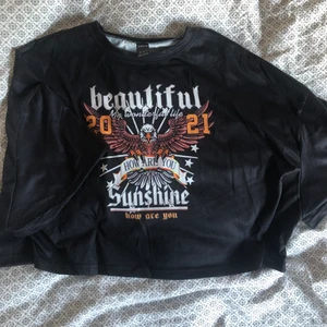 Tröja - Säljer denna T-shirt i storlek M. Använd 1 gång.       Köparen står för frakten!