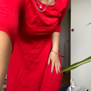 Röd klänning - Säljer nu denna röda klänning som passar perfekt till julen. Den är superskön och är i storlek M. Den kommer ifrån Gina tricot. 