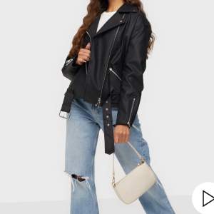 Säljer nu denna skinnjacka från missguided, jag är 162cm och storlek är 32. Den passar xs-s och är aldrig använd. Kan skicka fler foton för den som är intresserad. 