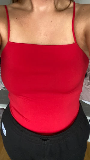 Röd Body - En oanvänd body från BikBok, prislappen är kvar. 