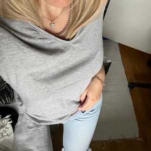 Grå t-shirt - Säljer nu denna gråa t-shirt eftersom jag inte använder den. Den kommer ifrån Atmosphere och den är super skön och i bra skick. Den är i storlek M.