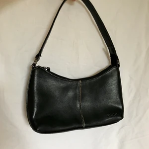 Svart baguettväska  - Svart enkel väska med detaljer på🖤 80kr+frakt eller högstbjudande :) 