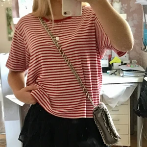 Röd vit randig T-shirt  - En snygg rödvit randig T-shirt i storlek XL men sitter bra på mig som har S egentligen 🎈⚡️ 120kr+frakt eller budgivning:)