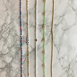 Halsband - 🌟Egengjorda jättefina custommade halsband.  Halsband med obestämd färgplacering kostar 35kr och bestämd färgplacering kostar 45kr. Obs gröna halsbandet kostar 75kr. Tilläg av berlocker, sötvattenspärla eller stjärnor kostar mellan 5-10kr extra. Dma vid frågor🌟 Frakt 12kr. KOLLA IN PROFIL FÖR FLER SAKER ELLER INSPIRATION☺️