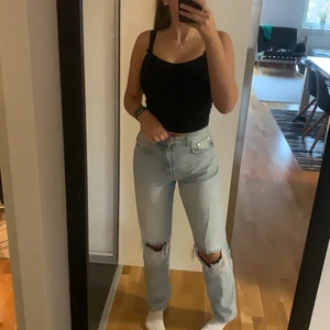 Gina jeans - Jeans från Gina troicot, storlke 36 super snygga och sitter jätte fint. Snygg tvätt och nypriset är 599, mitt pris 10. Frakt tillkommer på 66 kr men kan även mötas i Stockholmsområdet. Kolla in min profil för fler plagg då jag samfraktar, skriv för frågor