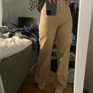 Säljer dessa snygga midwaist byxorna från monki! Har bara använts ett par gånger och är i bra skick. Byxorna passar som 34 och jag är 169 som referens, dm om ni har frågor <3