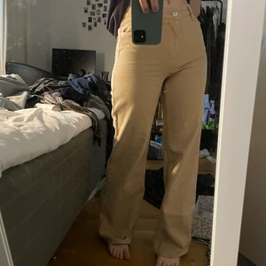 Beige byxor - Säljer dessa snygga midwaist byxorna från monki! Har bara använts ett par gånger och är i bra skick. Byxorna passar som 34 och jag är 169 som referens, dm om ni har frågor <3
