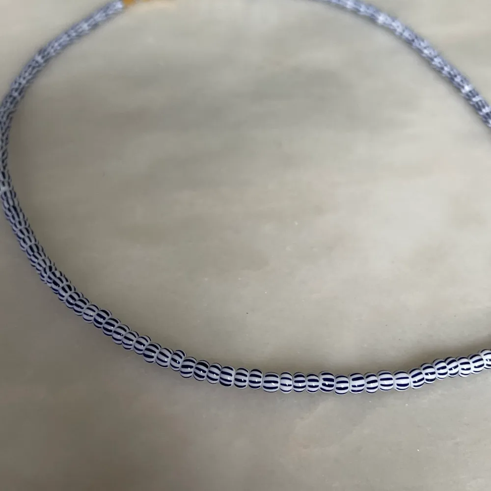 Ett super fint och trendigt halsband med randiga pärlor i blå och vit 💙 🤍 ingår spänne och ringödlor vilket gör att man kan justera det efter önskan 💙🤍. Accessoarer.