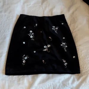 Kjol  - Jätte fin kjol ,helt ny med prislap. Den kostade 299 med jag säljer den för 150.