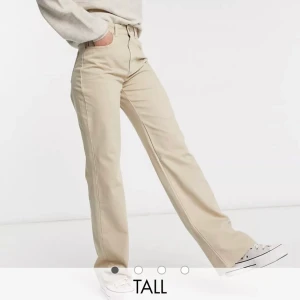 Begia jeans  - Säljer dessa superfina begia jeans då de inte kommer till användning. De är köpta från Asos men kommer från stradivarius. De är endast använda en gång och är i nyskick och kostade 299kr i nypris🤍 