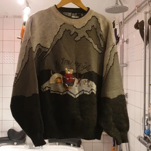 Mjukt stickad tröja med ord home is my  - Säljer min söt stickad tröjamed ord home is my jungle .man kan använda som en topp eller en tröja. Tröjan är mycket mysig och unik. Den sitter jätte perfect på kroppen och matcherar med allt. Passar xs_ L beror på hur man vill ha på sig. Finns fler bilder 