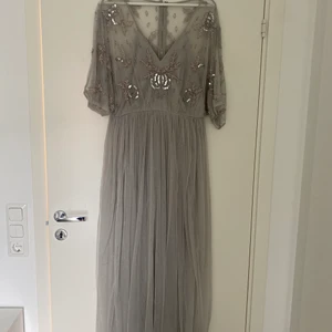 Lång festklänning Boohoo - Nyskick, endast provad. Storlek 44, nypris 900kr säljs för 500kr