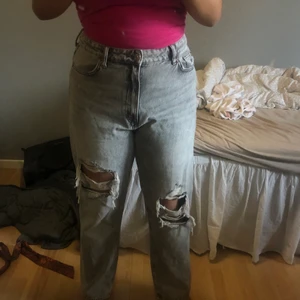 Grå straight jeans  - Säljer ett par straight jeans i färgen grå från H&M. Använd engån, storlek 44💕