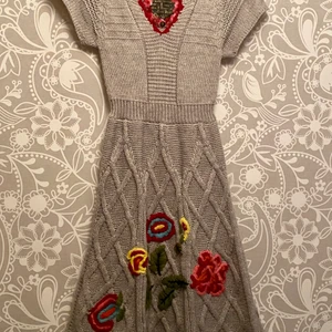 Desigual stickad klänning strl S - Obetydligt använd, stickat material med snygga detaljer. Skitsnygg till leggings och höga stövlar.