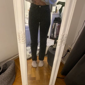 Jeans Weekday - Jeans ifrån weekday i modellen row! Bra skick! Säljer ett par likadana i ljusblå färg också! Är 170cm lång!